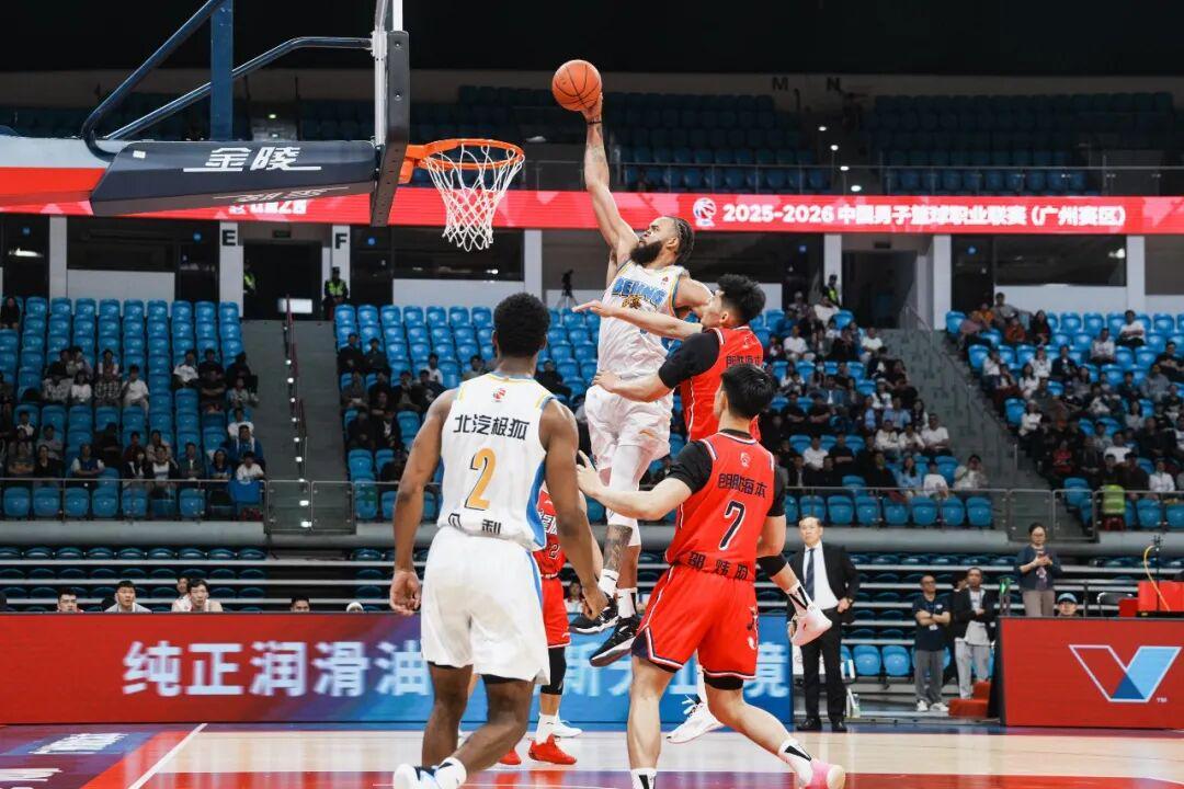 MK体育app下载-飞起来就隔扣！NBA冠军中锋打CBA太轻松了……